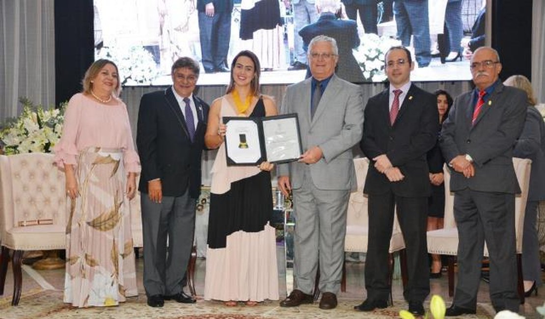 Arapiraquense é homenageada pelo Conselho Federal de Farmácia em Brasília