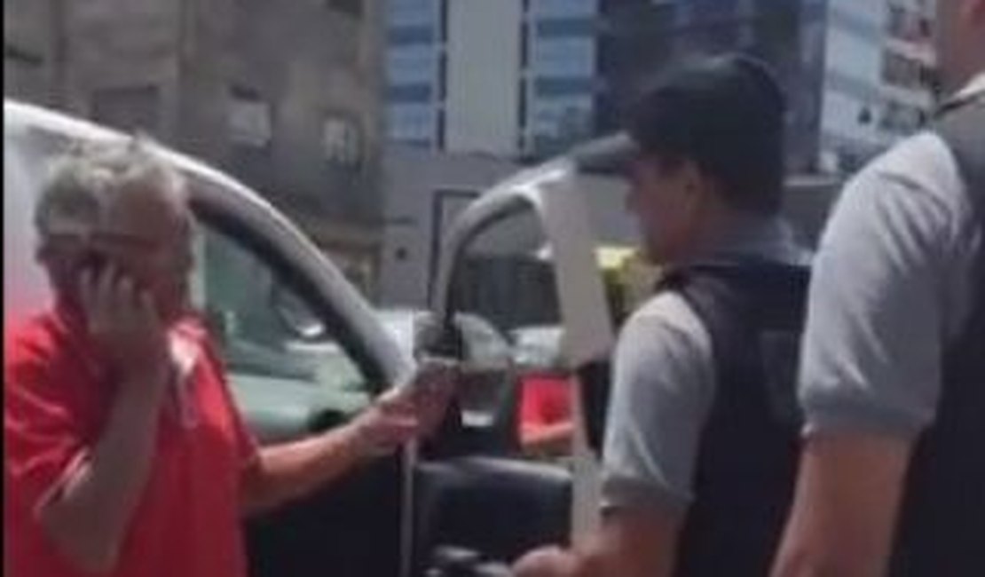 Juiz aposentado tenta evitar ter carro retido em blitz e intimida PMs e agentes da SMTT