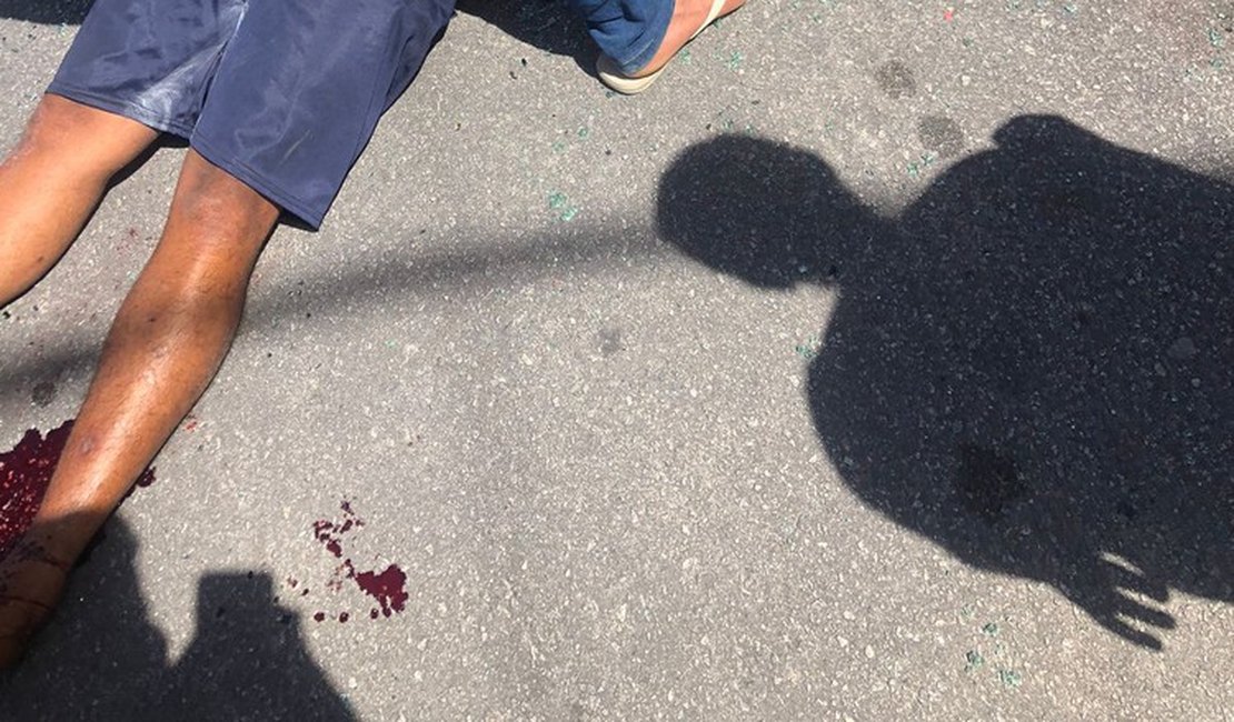 Acidente entre carro e moto deixa entregador de gás ferido na capital alagoana