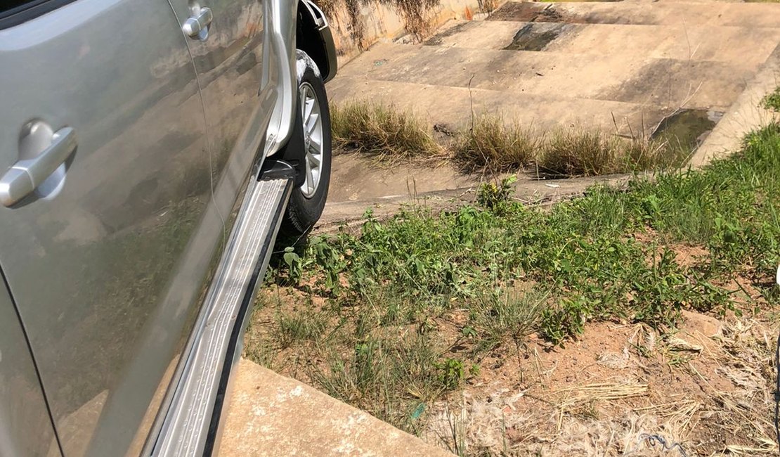 Caminhonete fica pendurada em mureta de barragem e por pouco não cai, em Arapiraca
