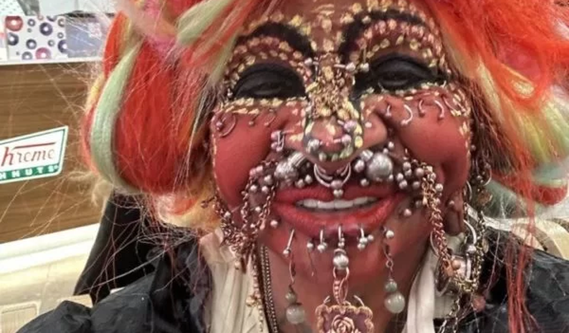 Brasileira quer colocar 20 mil piercings para entrar no Guinness Book