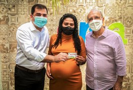 Prefeitura de Penedo faz segunda entrega do Cartão CRIA