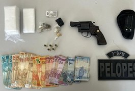 Mulher é presa com drogas e PM encontra revólver em fundo falso na cerâmica do banheiro, em Arapiraca