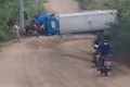 Caminhão-pipa tomba em estrada vicinal de Pão de Açúcar; motorista fica ferido
