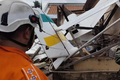Avião de pequeno porte cai em Goiânia e destrói uma casa