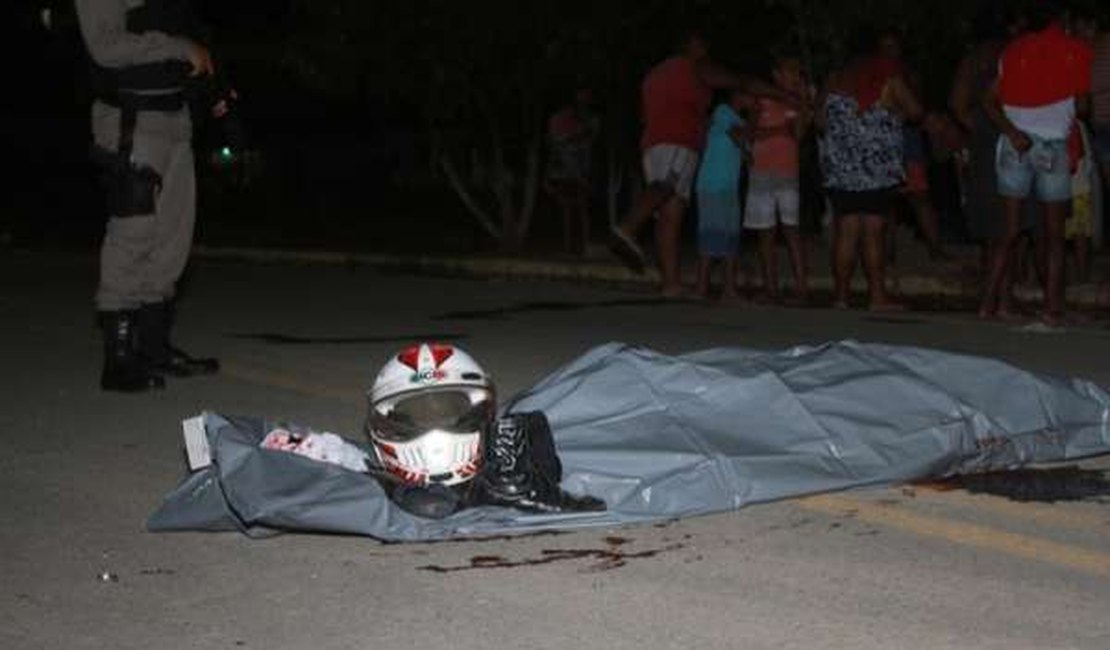 Idoso morre e homem fica gravemente ferido em colisão entre motos em Joaquim Gomes