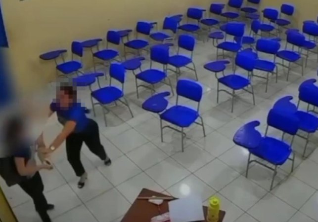 Aluna ataca e esfaqueia professora dentro de sala de aula