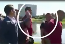 Cristiano Ronaldo perde paciência com repórter e atira microfone em lago