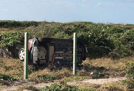 Jovem arapiraquense morre e mulher fica ferida após capotamento na AL-101 Sul
