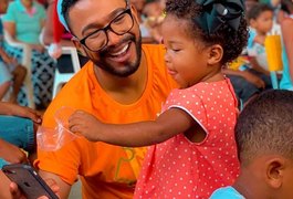 Campanha de natal entrega kits escolares a crianças e adolescentes carentes