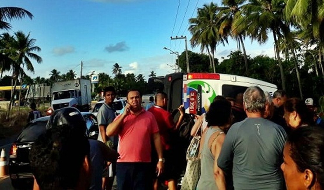 Van que retornava de passeio com turistas capota na ‘Curva do Pontal’, em Coruripe