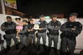Policiais do Choque visitam pequena Raquel, de 2 anos, que foi salva pelos militares