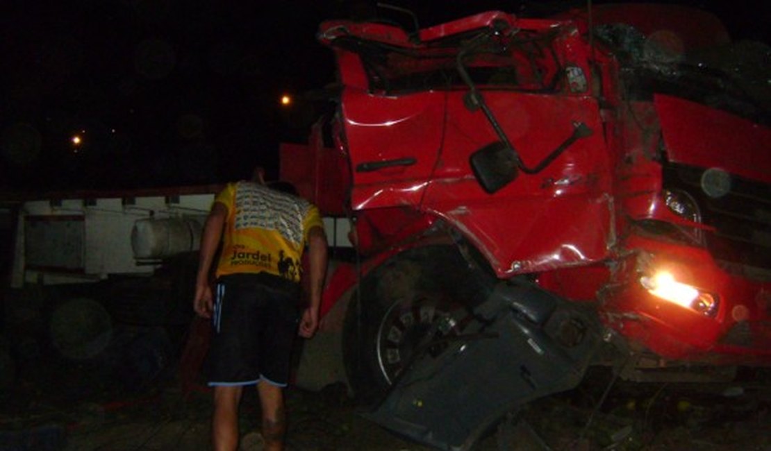 Casal fica gravemente ferido após capotamento de caminhão na AL-115 em Igaci