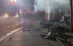 Supermercado fica destruído em incêndio