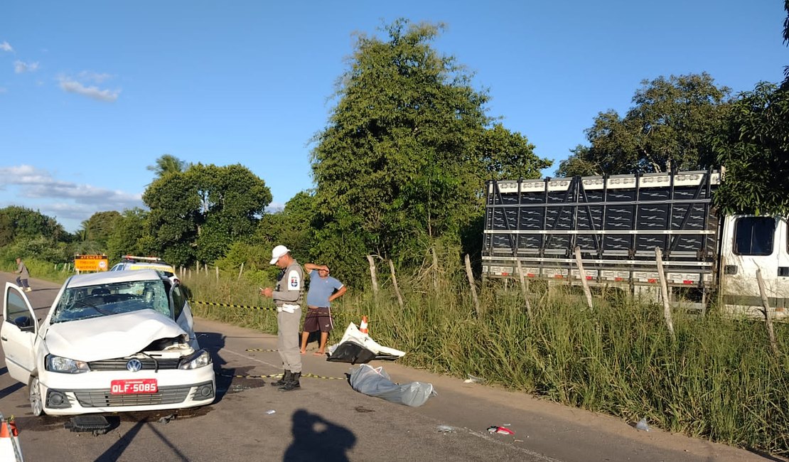 Vídeo. Taxista morre e passageiros ficam feridos após bater em caminhão, na zona rural de Arapiraca