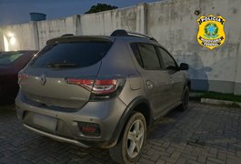 PRF prende foragido da justiça por homicídio dirigindo carro clonado em Rio Largo