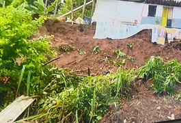 Deslizamento de barreira destrói casa e deixa família desabrigada em Maceió