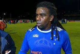 Conmebol vai investigar atos racistas contra o jogador Tinga, do Cruzeiro