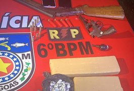 Criminosos são presos com armas e drogas após invasão de residência