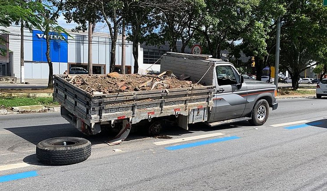 Pneu de caminhonete carregada com entulho se desprende no meio de avenida em Maceió