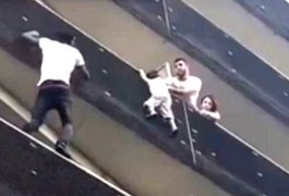 'Homem-aranha' imigrante escala prédio para resgatar criança pendurada em Paris