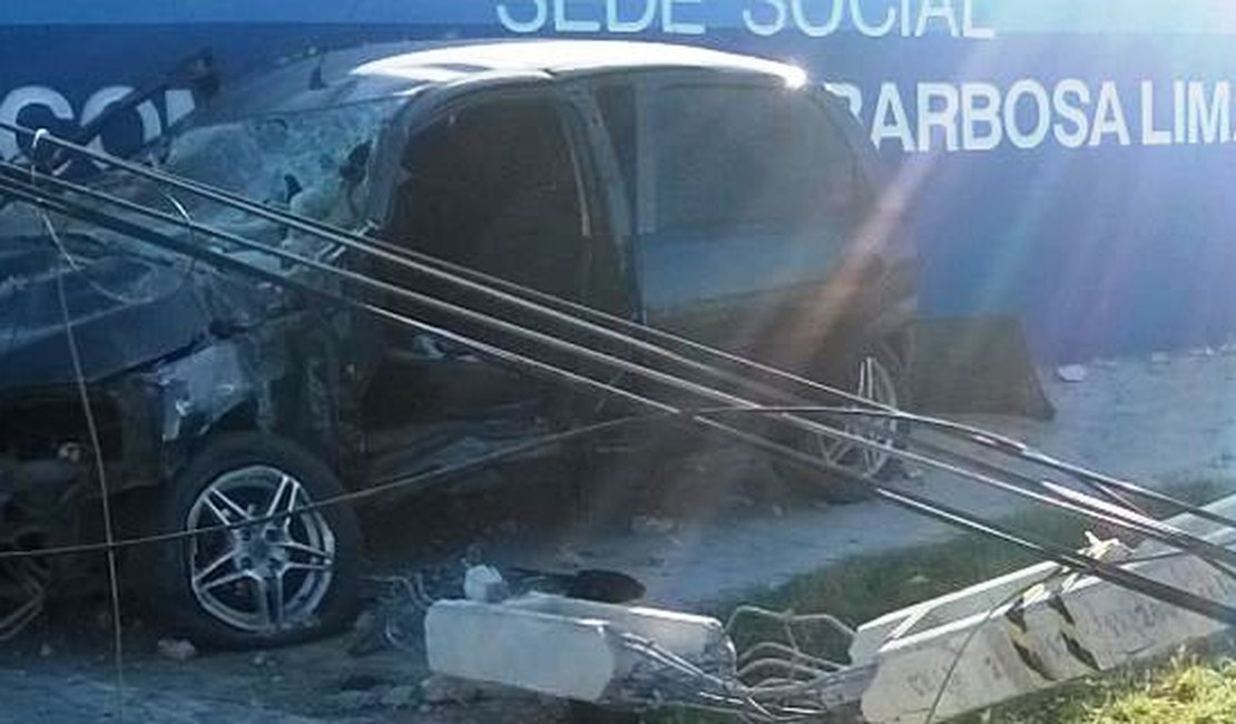 Vídeo: Motorista fica preso às ferragens após colidir contra poste em Maceió