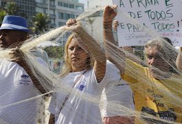 Manifestantes protestam contra PEC das Praias na orla do Rio de Janeiro