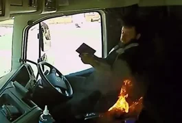 VÍDEO: Caminhoneiro leva susto após bateria de cigarro eletrônico explodir no bolso da calça