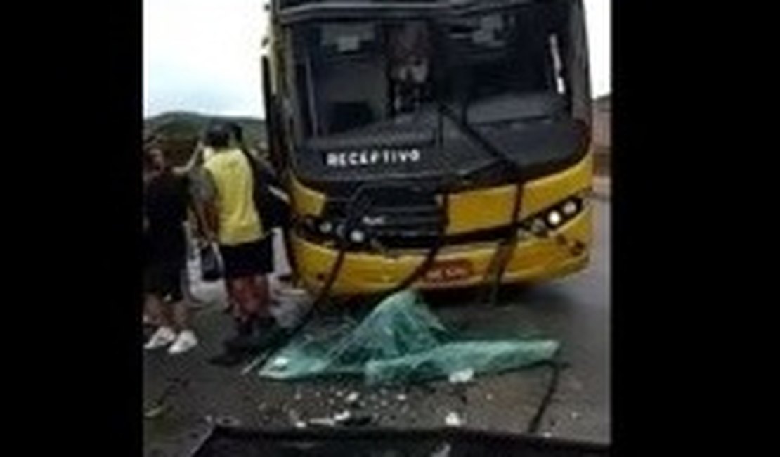 VÍDEO: Dois ônibus de turismo se chocam na AL-101 Norte, em Matriz de Camaragibe