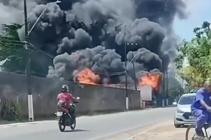 Incêndio atinge baú de caminhão no bairro Salvador Lyra, em Maceió