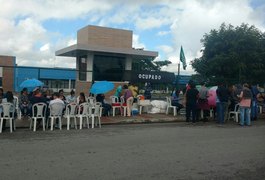 Professores tentam negociar reajuste salarial e bloqueiam entradas da Prefeitura de Arapiraca