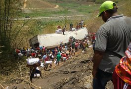 Carreta tomba e população saqueia carga de bacalhau na BR-101, em AL