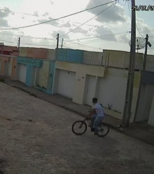 Câmera flagra homem que furtou casa fugindo de bicicleta em Arapiraca