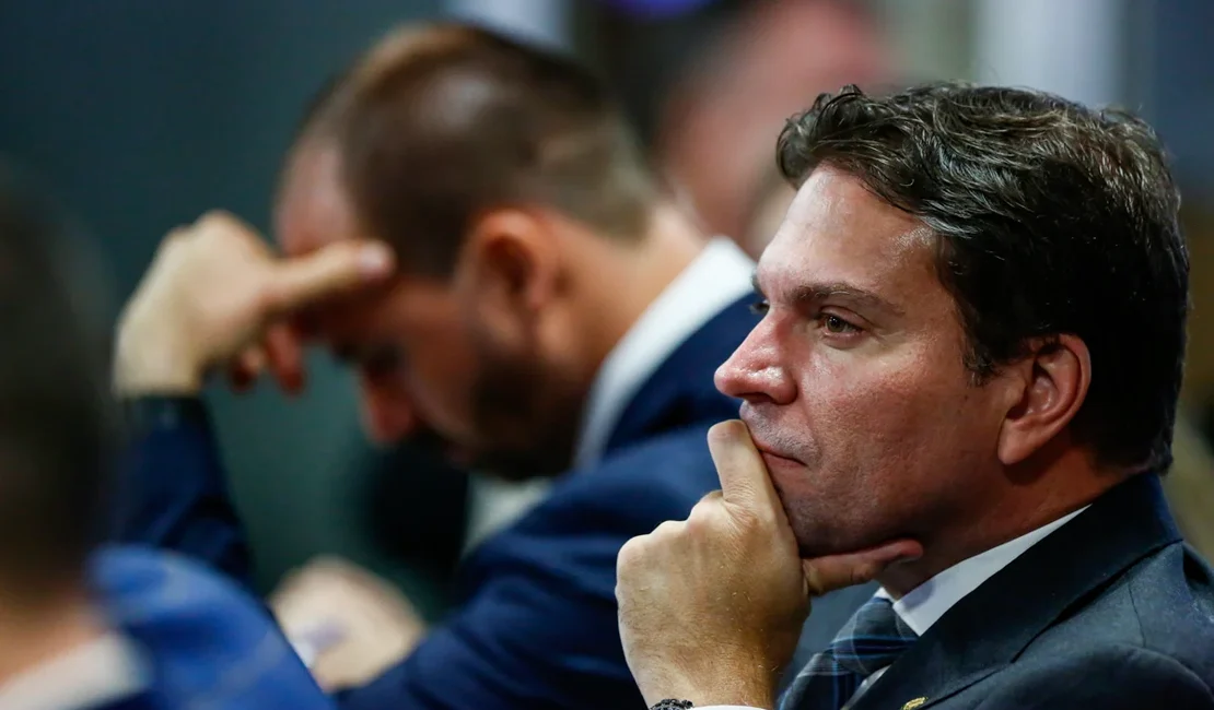 Urgente: Hugo Motta cassa Eduardo Bolsonaro e Ramagem em decisão da Mesa Diretora