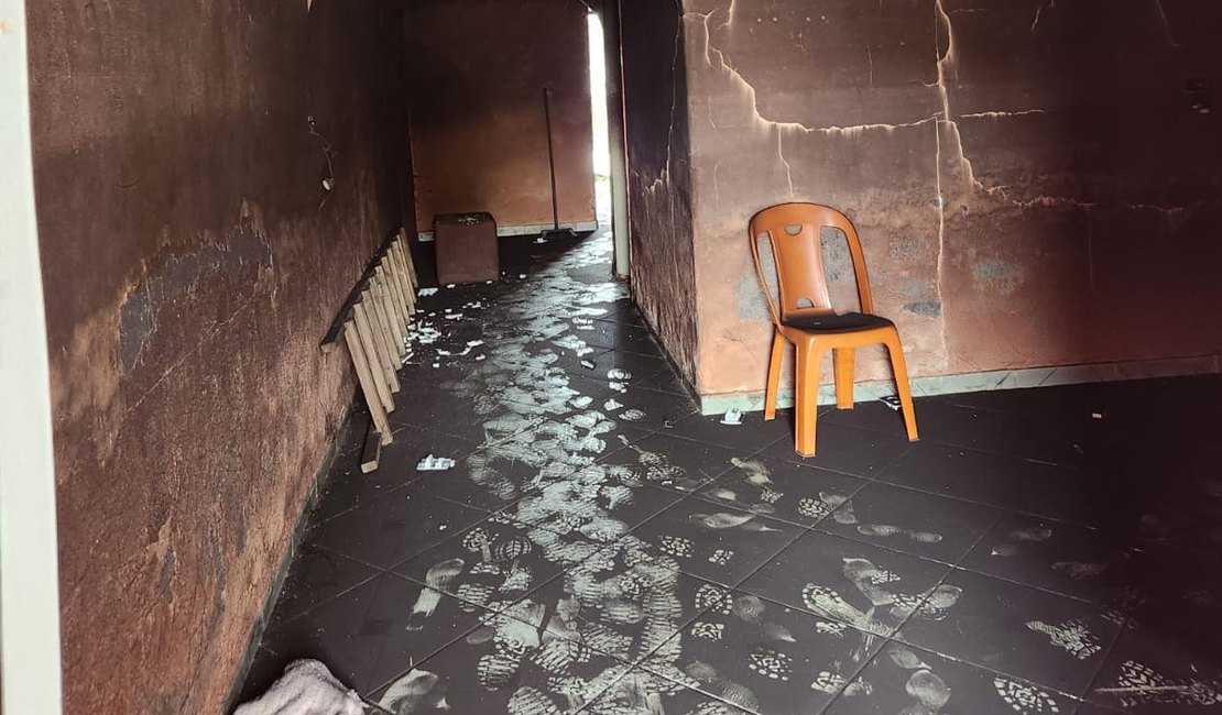 Incêndio atinge residência em Craíbas e mulher acusa ex de ameaças e cárcere privado
