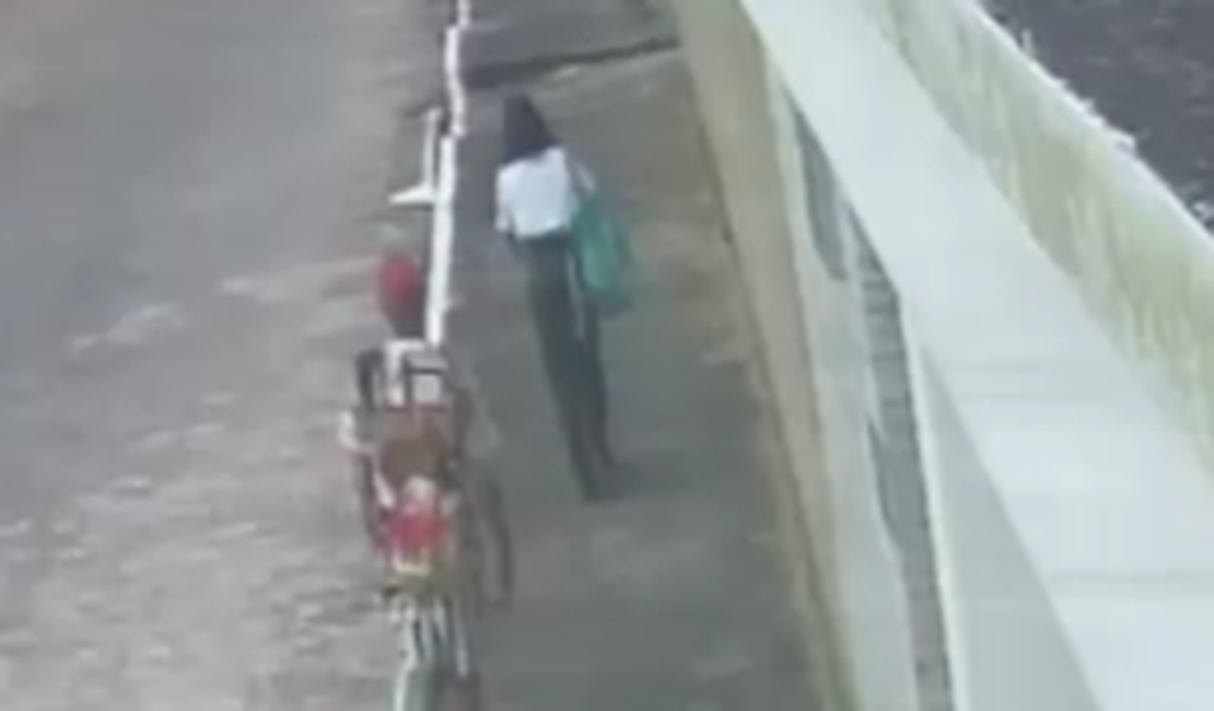 VÍDEO: Homem é rendido pela população após assaltar mulher em Arapiraca