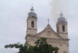 Catedral de Maceió pega fogo e militares ficam feridos durante intervenção