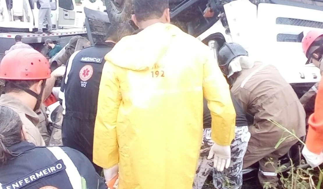 Motorista fica preso às ferragens após acidente na BR 101