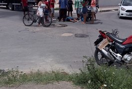Motociclista bate em caminhão de mudanças em cruzamento e fica ferido em Arapiraca