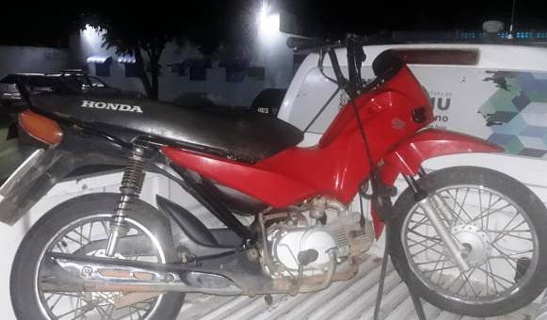 Motocicleta com queixa de roubo é encontrada em matagal, na zona rural de Girau do Ponciano