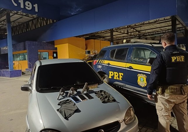 Homem com histórico criminal é preso ao ser flagrado com armas de fogo dentro de carro, em Campo Alegre
