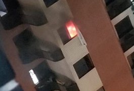 Lâmpada explode, faíscas caem em colchão e apartamento é atingido por incêndio em Maceió
