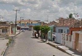 Colisão entre carro e motocicleta deixa uma pessoa ferida em Arapiraca