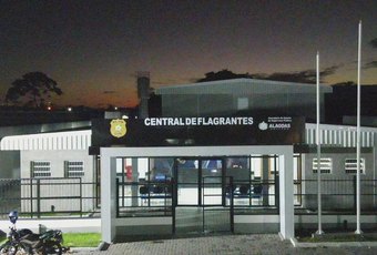 Polícia Militar apreende espingarda após suspeitos fugirem e abandonarem arma em mata, em Maceió