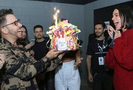 Vídeo. Bruna Marquezine ganha bolo surpresa no camarim de Sandy e Júnior