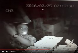 Câmeras de segurança flagram assalto a mercadinho no Pé Leve