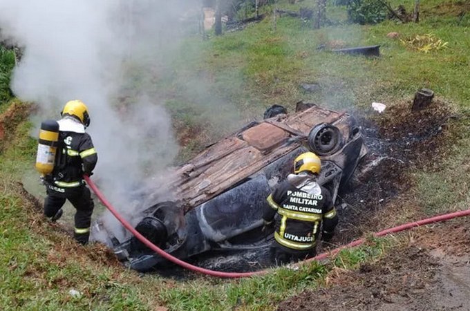 Pessoa morre carbonizada após capotar carro em estrada de Santa Catarina
