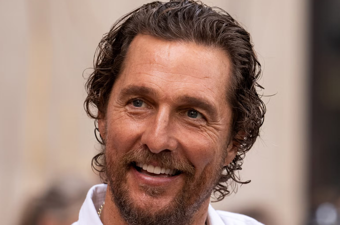 Consolo inusitado: Matthew McConaughey deixou pênis de fora ao abraçar apresentador no Emmy