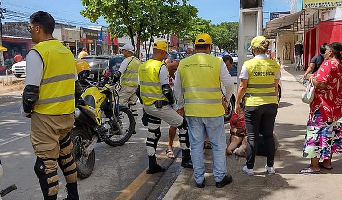 Casal fica ferido em acidente de moto no Benedito Bentes, em Maceió