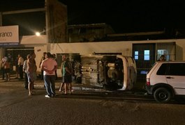 Veículo tomba após ser atingido por carro em cruzamento da Avenida Brasil, em Maceió